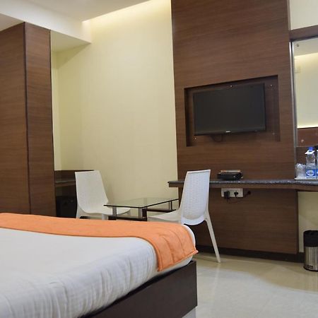 Thiviyam Airport Hotel Madras Buitenkant foto