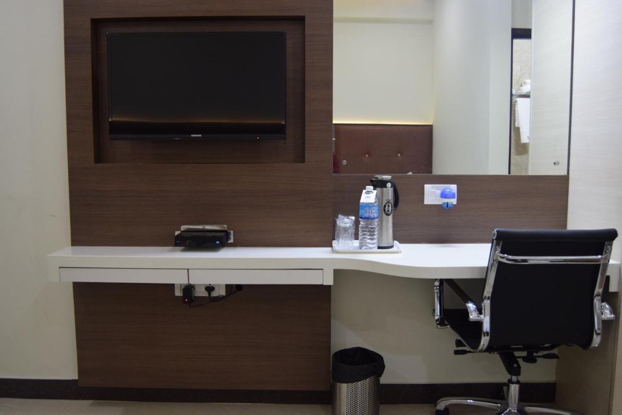 Thiviyam Airport Hotel Madras Buitenkant foto
