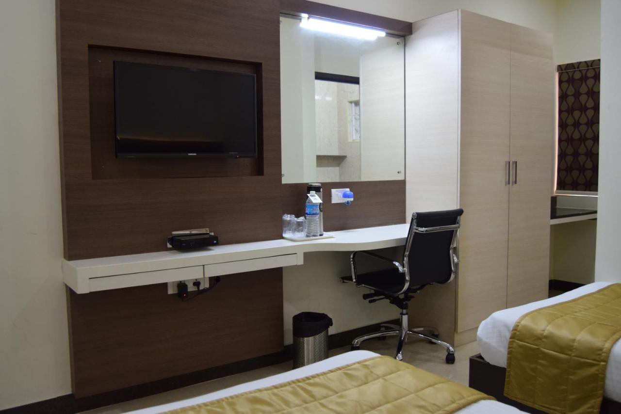 Thiviyam Airport Hotel Madras Buitenkant foto