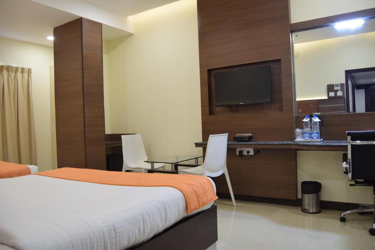 Thiviyam Airport Hotel Madras Buitenkant foto