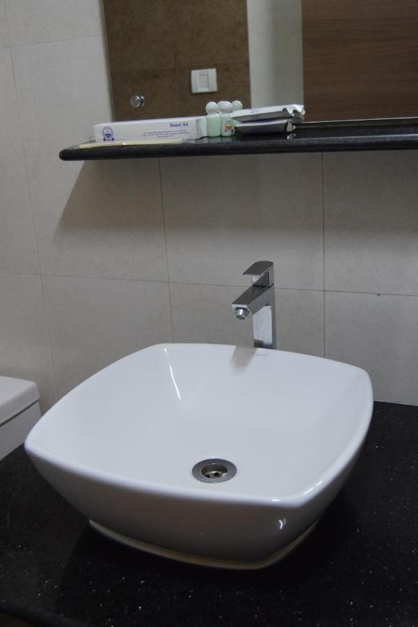 Thiviyam Airport Hotel Madras Buitenkant foto